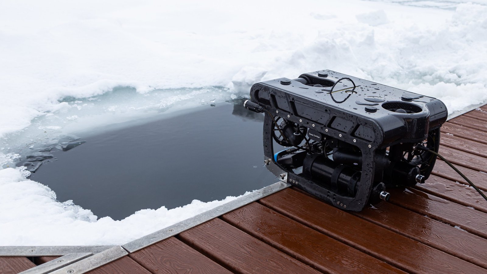 ROV Pivot Deep Trekker prêt à être déployé devant une eau gelée, mettant en avant sa capacité à intervenir dans des conditions de froid extrême.