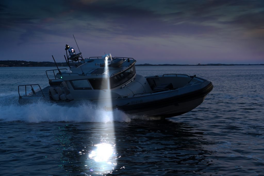 Boule optronique gyrostabilisée Trakka Systems sur une vedette rapide, assurant une surveillance maritime de haute précision.