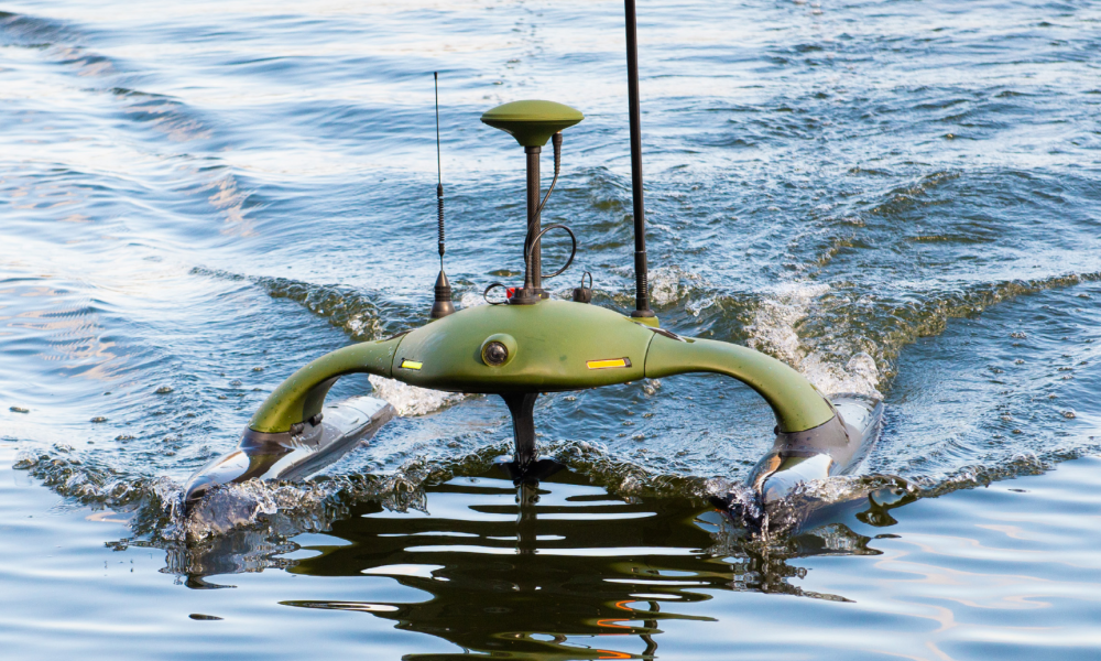 USV Sonobot 5 d'EvoLogics en mission sur l'eau, utilisé pour la cartographie et la surveillance maritime.