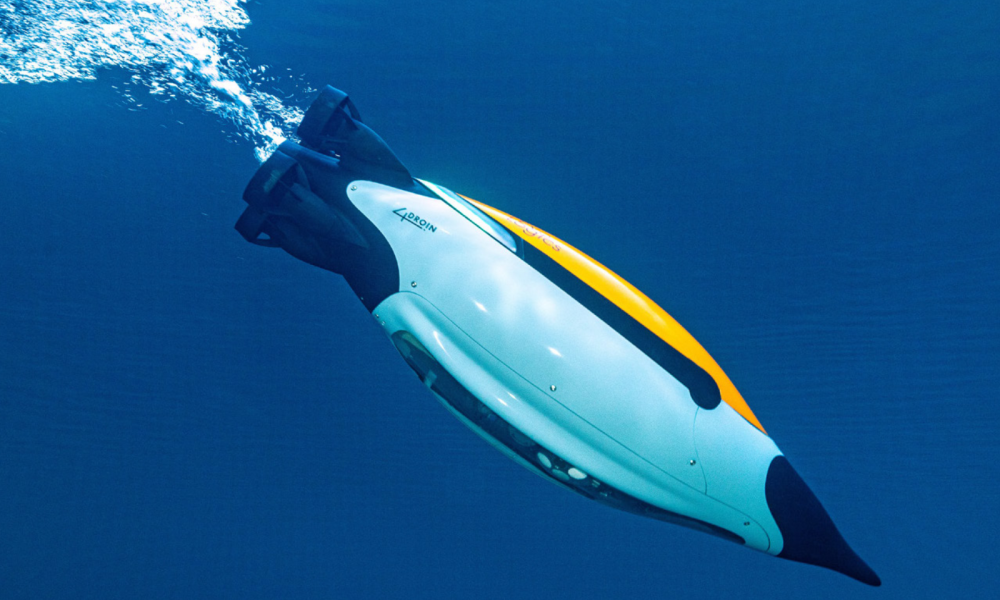 Drone sous-marin AUV Quadroin d’EvoLogics en action sous l'eau, avec un design bionique pour des performances optimisées.