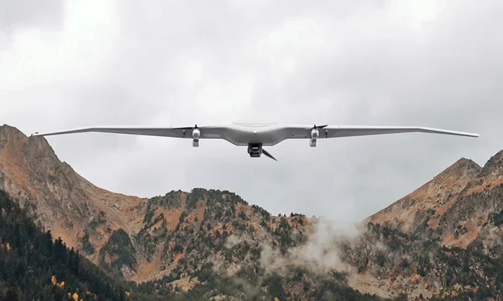 Drone Evo Tactical Deltaquad survolant un paysage montagneux, adapté aux missions de surveillance et de sécurité en terrains difficiles.